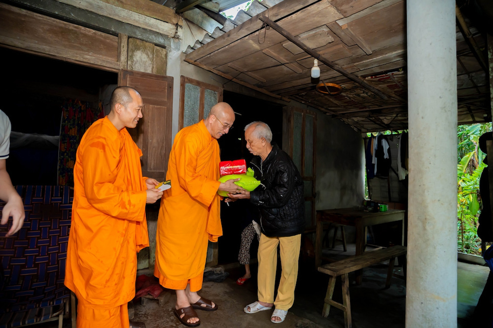 Sư Phụ hỏi thăm, động viên và trao những nhu yếu phẩm thiết yếu đến gia đình cụ ông chịu ảnh hưởng bởi mưa lũ