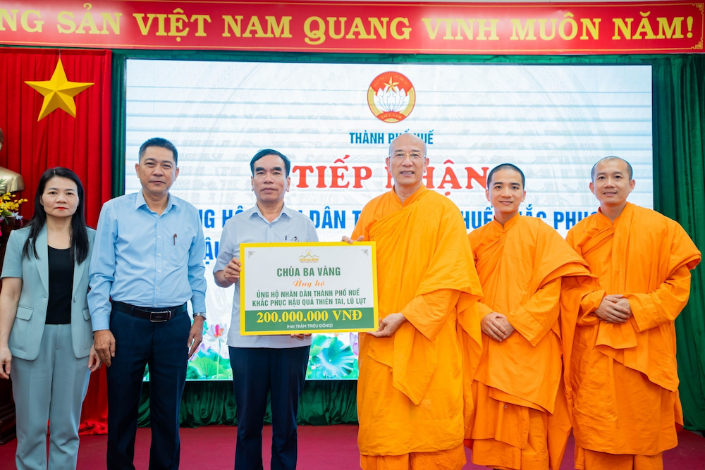 Mỗi gói quà nhỏ, mỗi bàn tay giúp sức là minh chứng cho tinh thần đoàn kết của người Việt Nam, là điểm tựa để bà con mạnh mẽ đứng lên