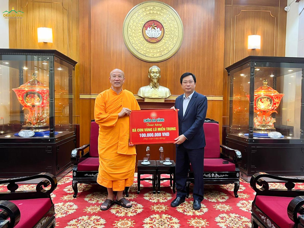Ủy ban Trung ương Mặt trận Tổ quốc Việt Nam tiếp nhận tấm lòng ủng hộ của chùa Ba Vàng gửi đến bà con đồng bào miền Trung chịu thiệt hại do lũ lụt