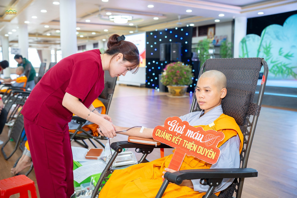Chư Ni chùa Ba Vàng tham gia hiến máu