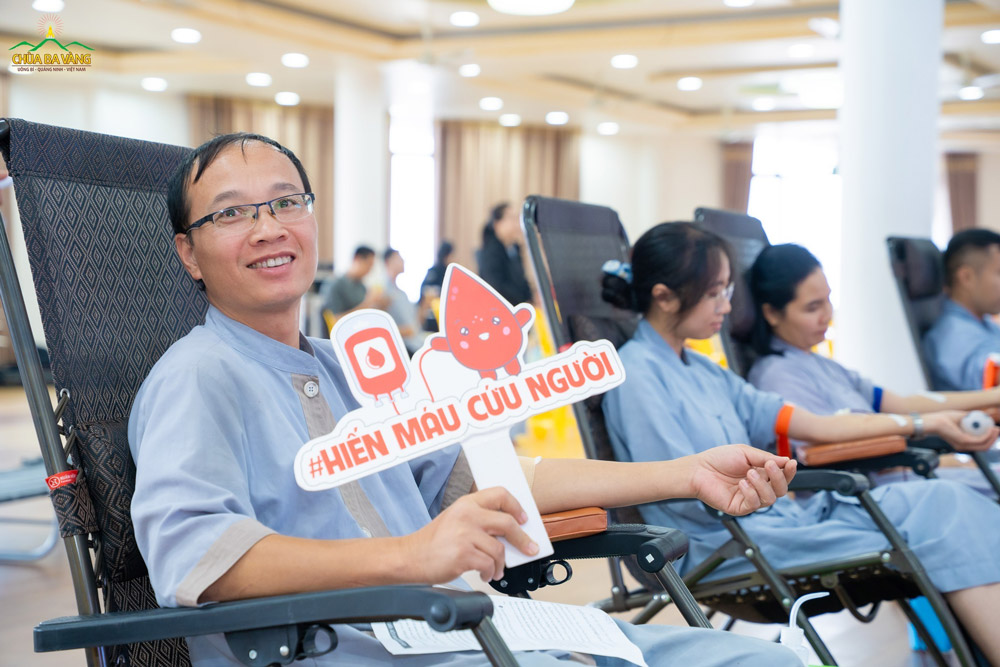 Hiến máu cứu người là một nghĩa cử cao đẹp, không chỉ góp phần cứu sống người bệnh mà còn gieo thêm những hạt giống của lòng nhân ái, sự sẻ chia trong cuộc sống và tô đẹp thêm truyền thống tương thân tương ái của dân tộc Việt Nam