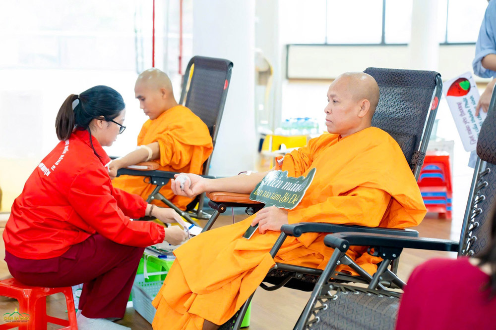 Noi gương Đức Phật, dưới sự chỉ dạy của Sư Phụ Thích Trúc Thái Minh, chư Tăng Ni, Phật tử chùa Ba Vàng hiến máu với tinh thần để quảng kết thiện duyên Phật Pháp cho mọi người, vì lợi ích số đông