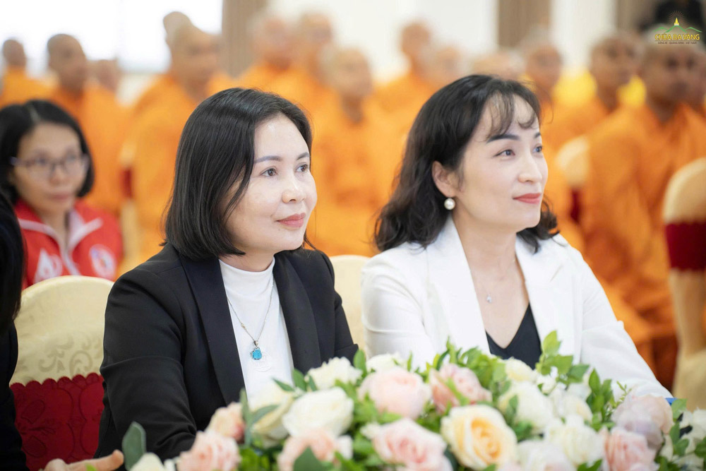 Bà Vũ Thị Hồng Nhung - Phó Chủ tịch UBND phường Uông Bí và bà Nguyễn Thị Ngọc Điệp - Phó Bí thư Đảng Ủy, Phó Giám đốc Bệnh viện Việt Nam - Thụy Điển Uông Bí tham dự chương trình