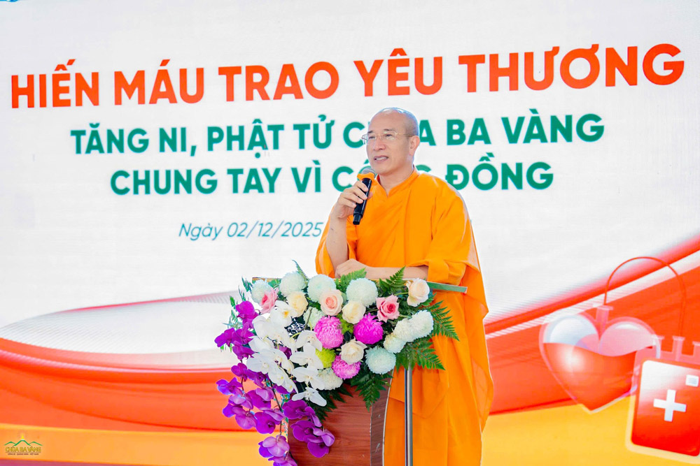 Sư Phụ Thích Trúc Thái Minh - Trụ trì chùa Ba Vàng quang lâm sân khấu, có lời phát biểu trong chương trình 