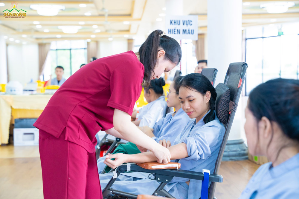 Các y bác sĩ, nhân viên bệnh viện Việt Nam - Thụy Điển Uông Bí hỗ trợ các Phật tử rất tận tâm, chu đáo