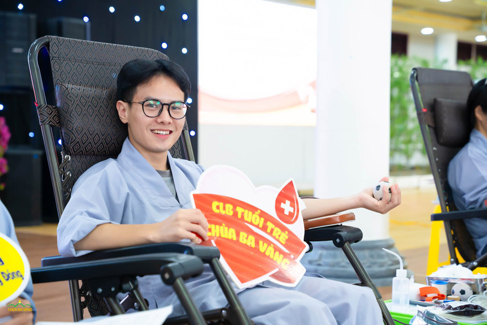 Tham gia chương trình hiến máu, Phật tử chùa Ba Vàng mong muốn góp phần bổ sung kịp thời lượng máu dự trữ cho các bệnh viện, phục vụ công tác chữa bệnh
