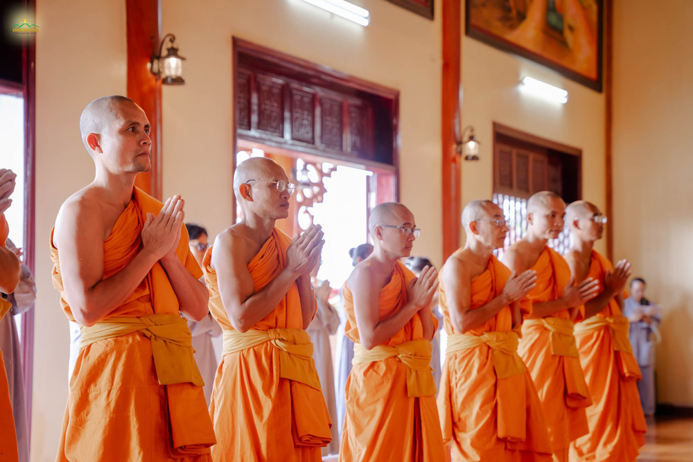 Chư Tăng chắp tay trang nghiêm hướng về ban thờ Sơ Tổ