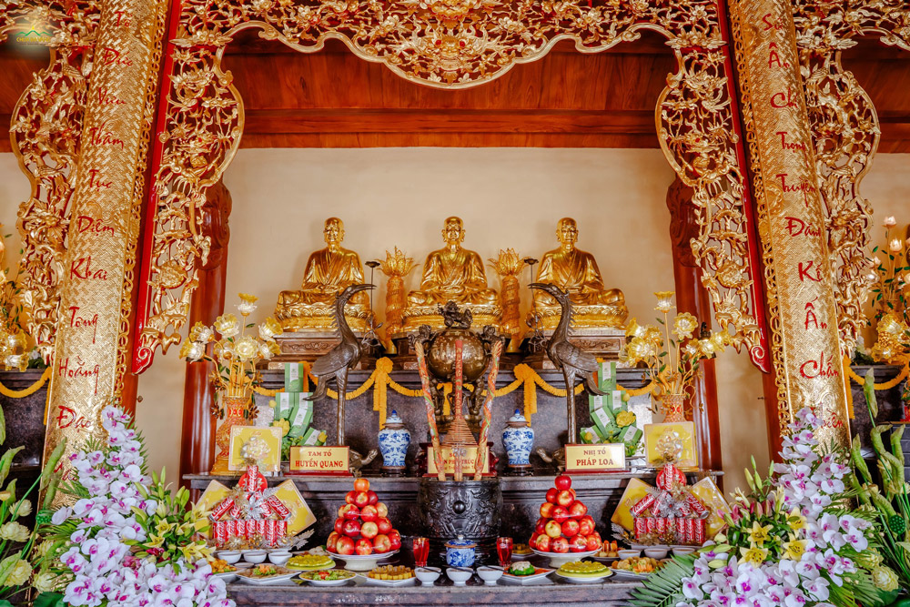 Tôn tượng Phật hoàng Trần Nhân Tông và các vị Tổ Sư được thờ tự tại Tổ đường chùa Ba Vàng