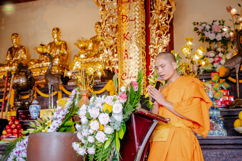 Trong không khí trang nghiêm tại Tổ đường chùa Ba Vàng, chư Tôn đức đã đọc văn tưởng niệm Phật hoàng Trần Nhân Tông - vị Hoàng đế anh minh, lãnh tụ thiên tài, đồng thời cũng là nhà tu hành giác ngộ cao quý