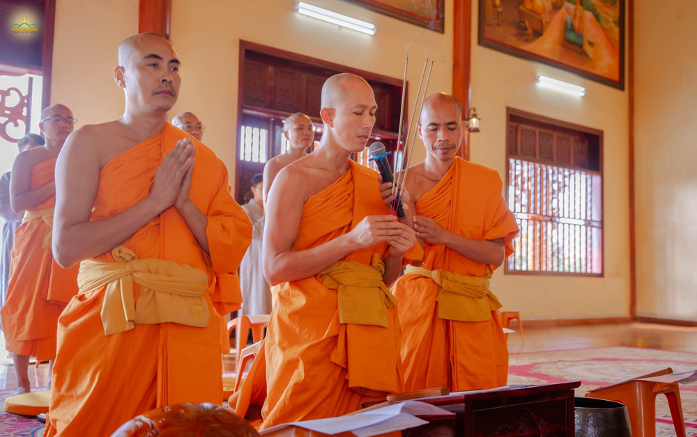 Đối trước tôn tượng Đức Phật hoàng Trần Nhân Tông, tứ chúng chùa Ba Vàng đã tác lễ dâng hương, tụng kinh tưởng niệm ân đức Tổ Sư