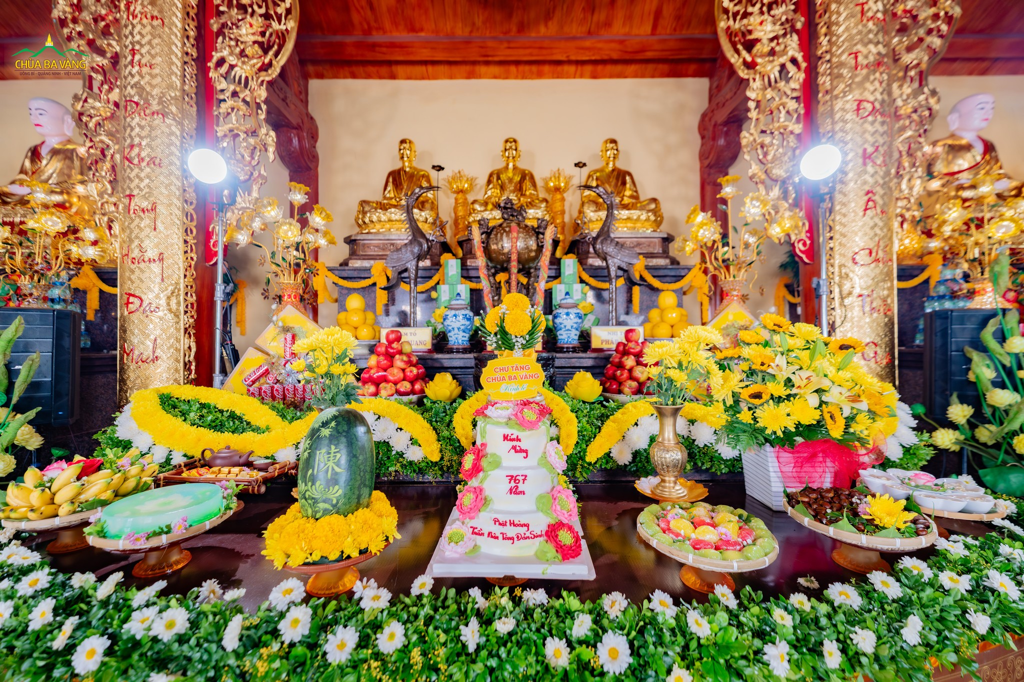 Vào ngày này 767 năm về trước, một bậc vĩ nhân đã giáng trần, để rồi sau đó dệt nên trang sử vàng son của non sông Đại Việt và Phật giáo nước nhà. Dưới mái già lam Ba Vàng trang nghiêm, chư Tôn đức Tăng và quý Phật tử, Nhân dân đã hội tụ về đây để kính mừng ngày Đức Điều Ngự Giác Hoàng Trần Nhân Tông đản sinh và cảm niệm ân đức lớn lao của Ngài