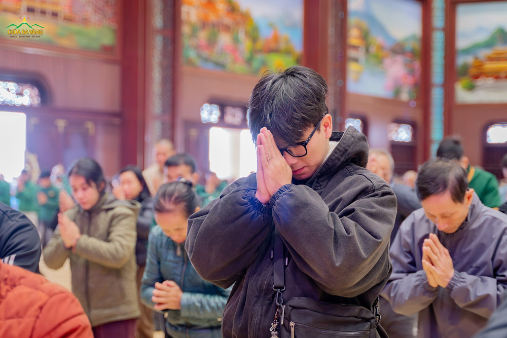 Trong niềm kính ngưỡng xúc động vô hạn hướng về ngày đản sinh của Thánh Tổ - Phật hoàng Trần Nhân Tông, quý Phật tử, Nhân dân bày tỏ niềm tri ân sâu sắc trước ân đức sâu dày của Ngài