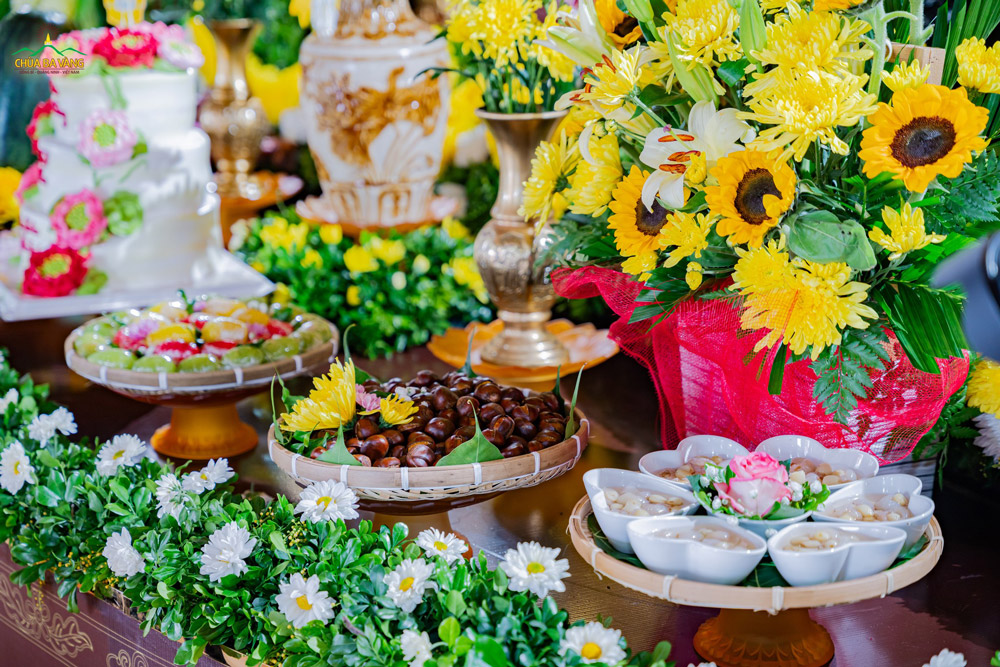 Với tất cả tấm lòng thành kính, các Phật tử khéo léo chuẩn bị những món vật phẩm thanh tịnh, gửi trọn niềm tri ân dâng lên Đức Phật hoàng