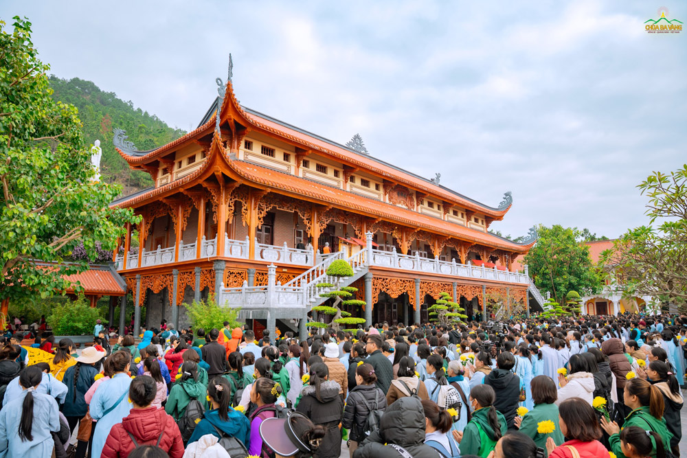 Dòng tâm tri ân lan tỏa trong lòng những người con Phật, tất cả cùng một lòng hướng về Đức Tổ Sư với niềm biết ơn vô hạn