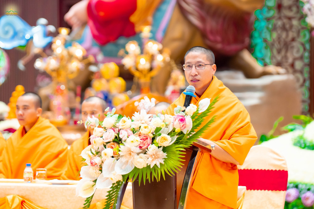 Đại đức Thích Trúc Bảo Thành cung tuyên tiểu sử Phật hoàng Trần Nhân Tông. Qua đây, quý Phật tử, Nhân dân được cảm nhận rõ hơn ân đức trời biển của Ngài - Bậc vĩ nhân đã hy sinh tất cả vì đạo Pháp và dân tộc