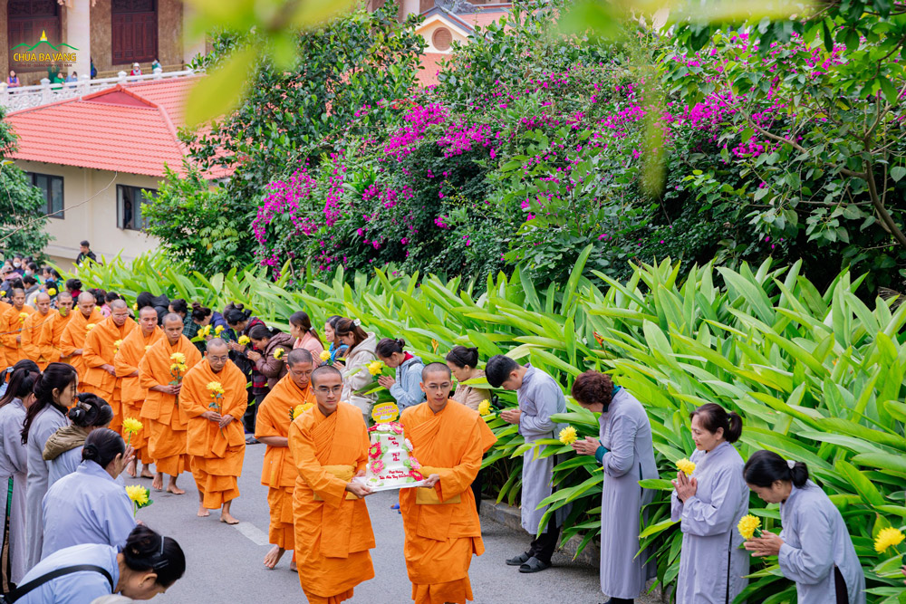Chư Tôn đức Tăng quang lâm Tổ đường dâng vật phẩm tri ân Đức Sơ Tổ