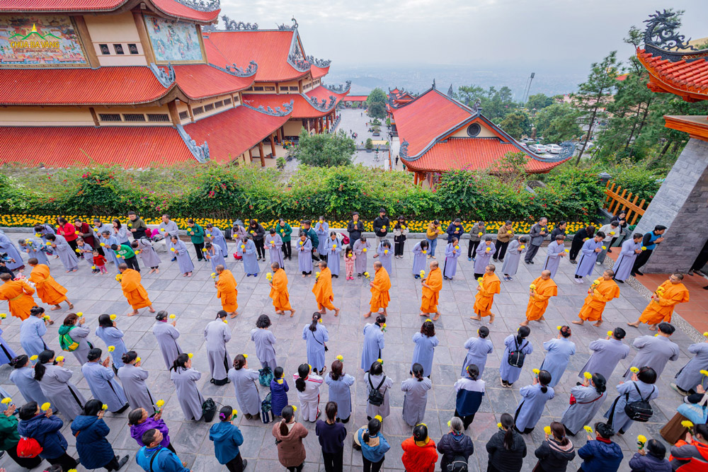 Chương trình diễn ra trong không khí trang nghiêm, thành kính
