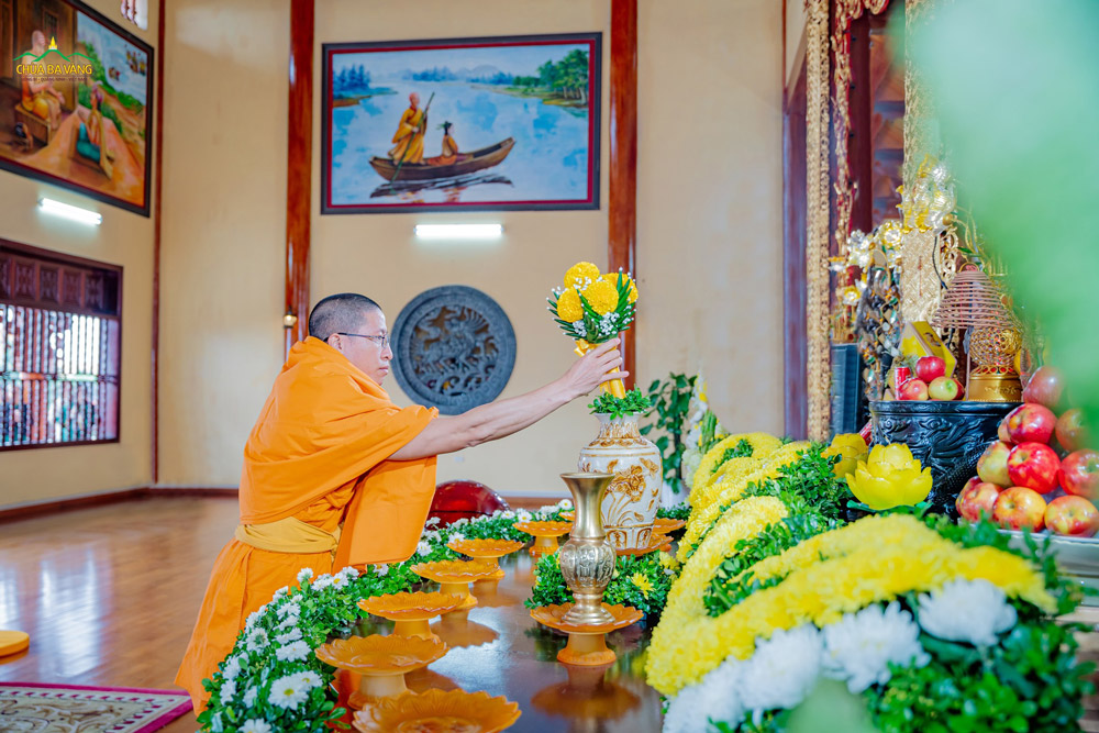 Chư Tăng dâng hoa cúng dường Đức Điều Ngự Giác Hoàng Trần Nhân Tông