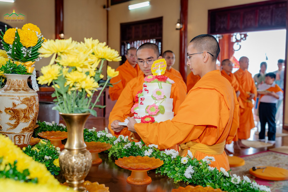 Chư Tăng dâng bánh cúng dường Đức Điều Ngự Giác Hoàng Trần Nhân Tông