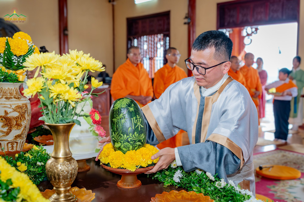 Phật tử thành kính dâng vật phẩm tri ân Đức Tổ Sư