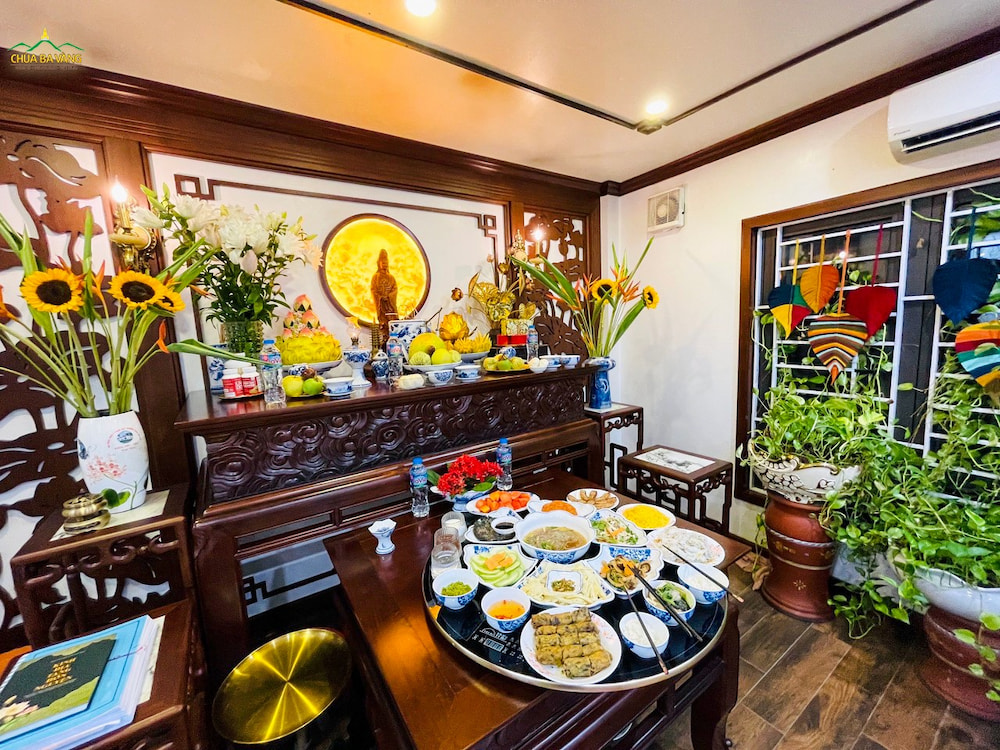 Chuẩn bị mâm cúng ông Công ông Táo thanh tịnh và trang nghiêm để được lợi ích (ảnh minh họa)