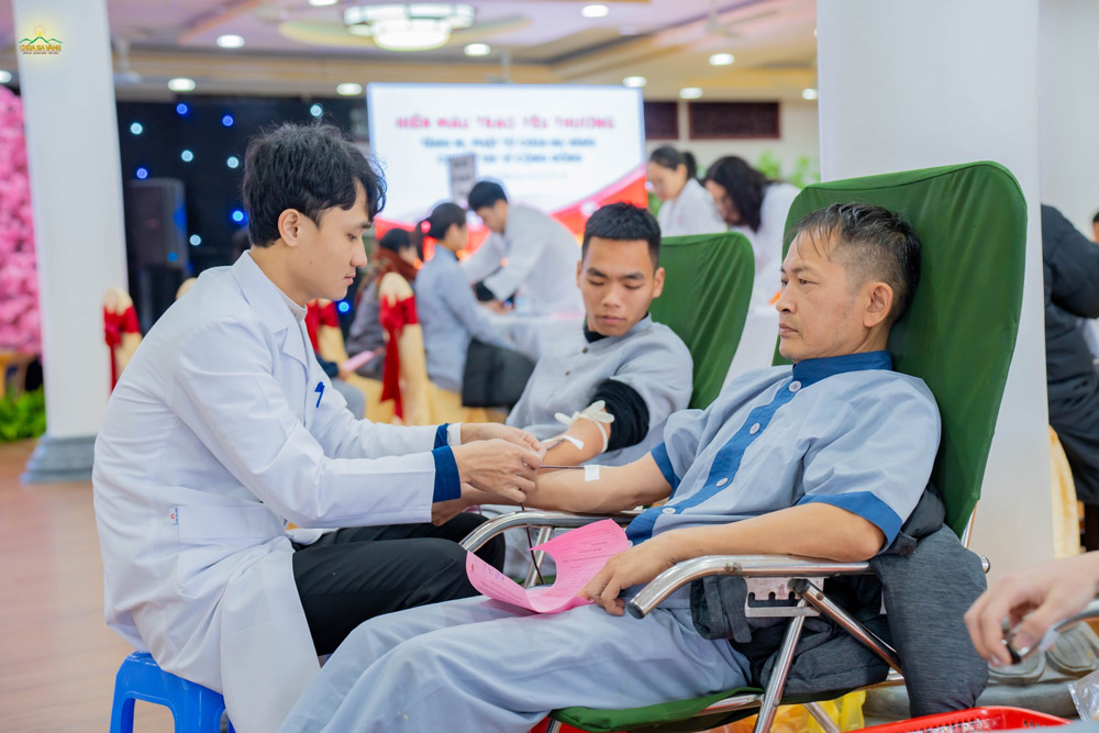 Đức Phật trong vô lượng kiếp đã xả bỏ thân mạng để cứu khổ cho chúng sinh, cho nên việc hiến máu đối với người Phật tử cũng là dịp để tập sự làm những việc từ trí tuệ giác ngộ và nguồn tâm rộng lớn theo tấm gương của Ngài