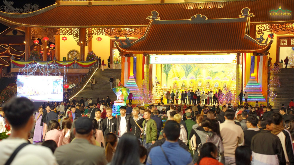 Đầu năm, chúng ta đến chùa cầu nguyện cho gia đình một năm tốt đẹp