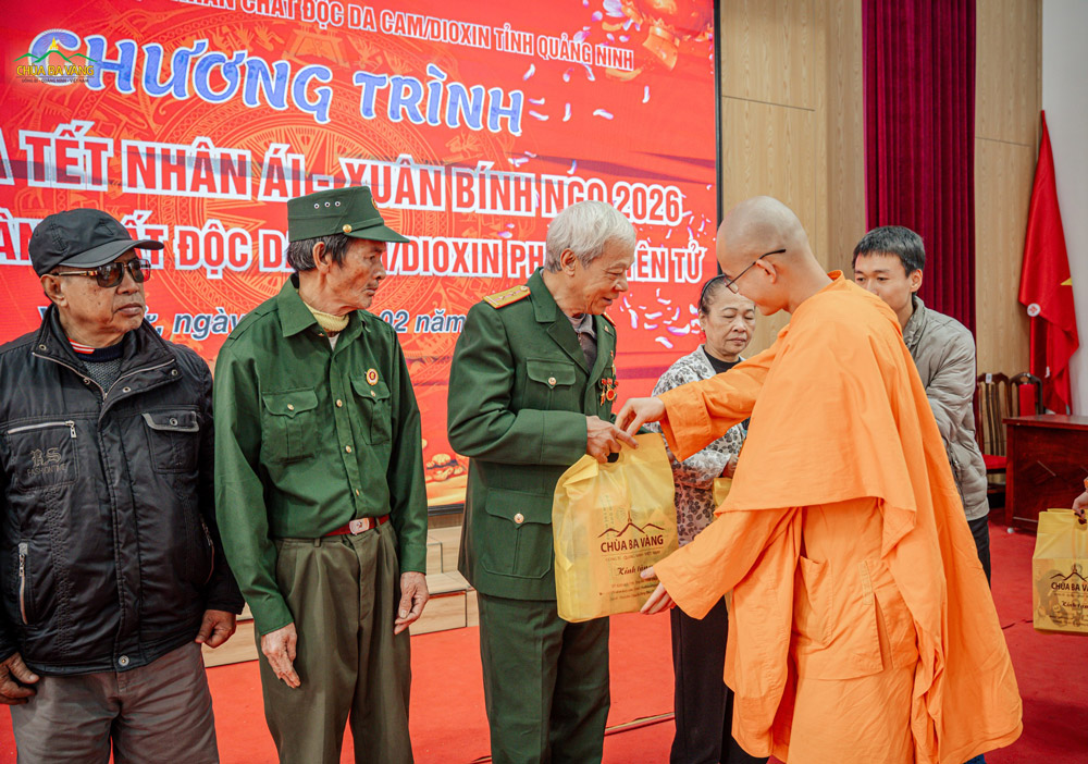 Những suất quà ấm áp, gói trọn tình yêu thương được trao tận tay các hộ gia đình có hoàn cảnh đặc biệt tại phường Yên Tử