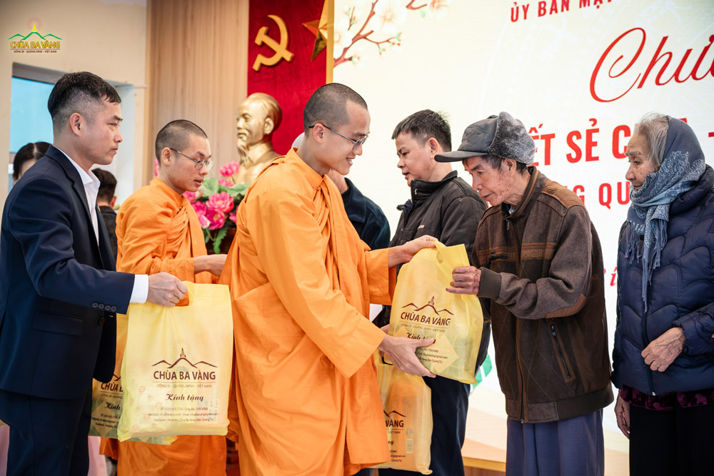 Hy vọng những món quà nhỏ chứa đựng nhiều tình cảm này sẽ là nguồn động viên tinh thần giúp người dân phường Uông Bí cảm thấy ấm áp trong những ngày giáp Tết