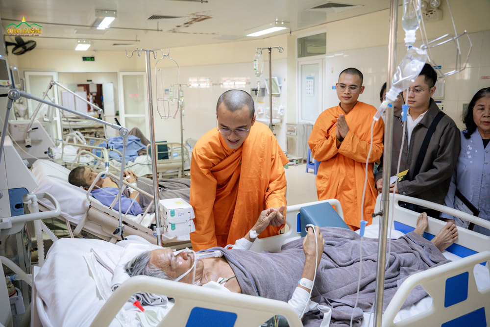 Chư Tăng hỏi thăm, động viên cụ ông đang điều trị bệnh tại Bệnh viện Việt Nam - Thụy Điển Uông Bí
