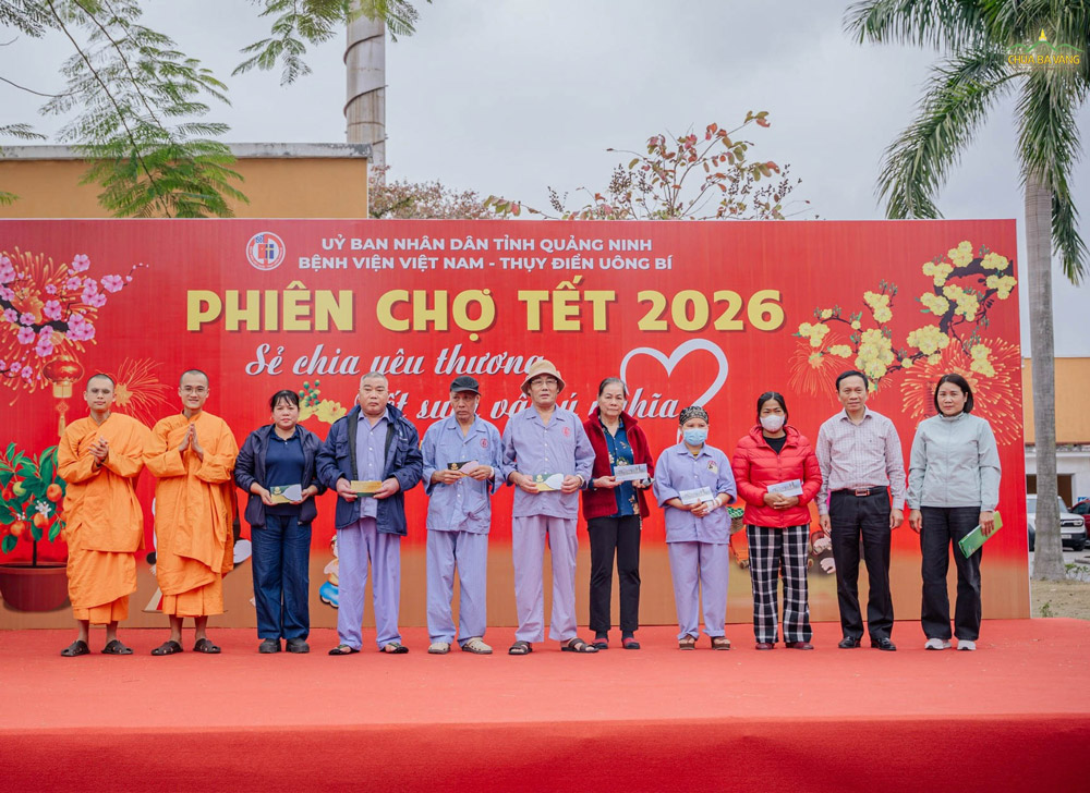 Chùa Ba Vàng trao tặng những phần quà Tết ấm áp tới những người bệnh đang điều trị nội trú tại Bệnh viện Việt Nam - Thụy Điển Uông Bí
