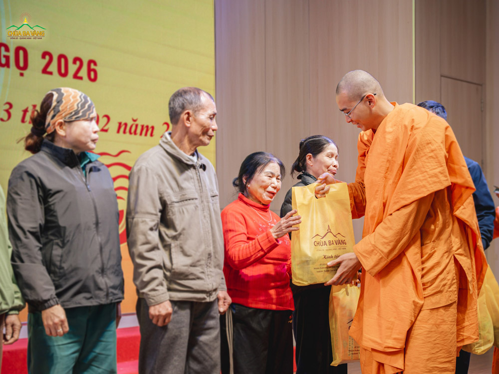 Các hộ gia đình có hoàn cảnh đặc biệt tại phường Vàng Danh, tỉnh Quảng Ninh đón nhận những phần quà Tết ý nghĩa từ chư Tăng chùa Ba Vàng