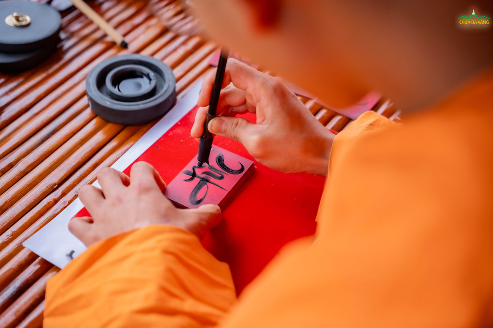 Nét chữ thư pháp không chỉ gửi gắm lời chúc đầu xuân an lành, mà còn góp phần lan tỏa nét đẹp văn hóa truyền thống của dân tộc