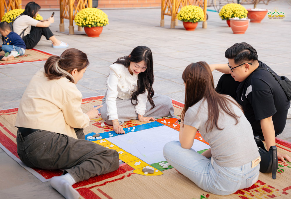 Trò ô ăn quan như đưa người lớn trở về khoảng thời gian hồn nhiên, vô tư vui chơi cùng đám bạn  