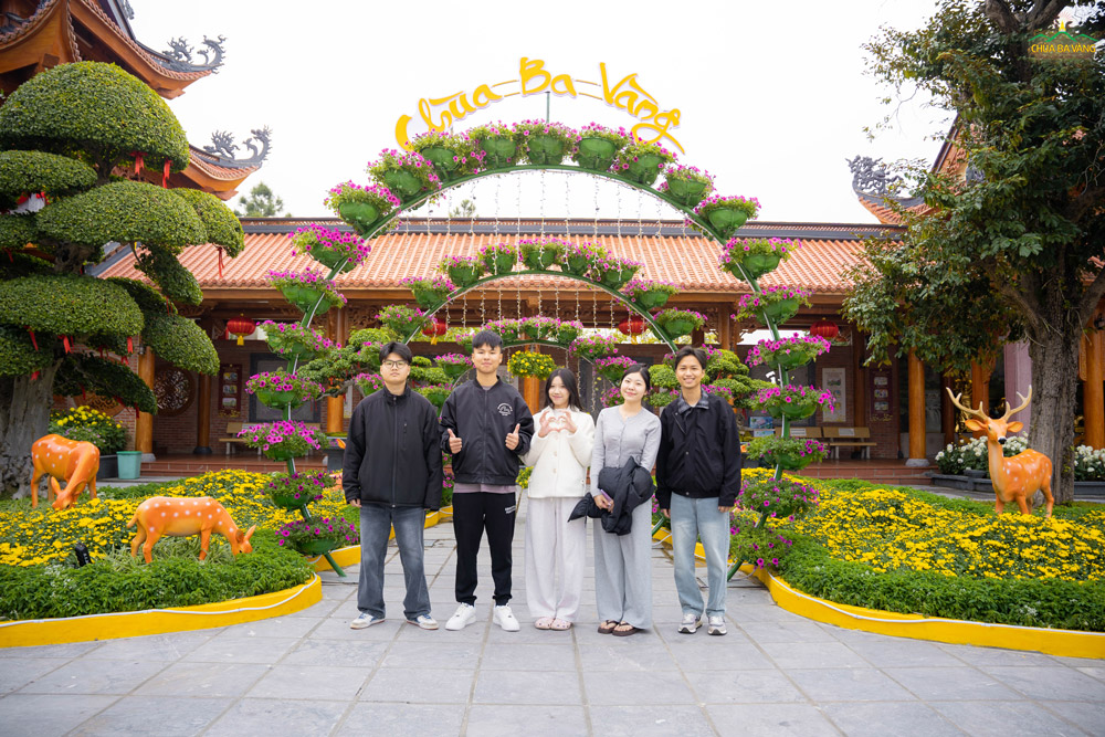 Các bạn trẻ chụp ảnh lưu niệm tại tiểu cảnh vườn Nai