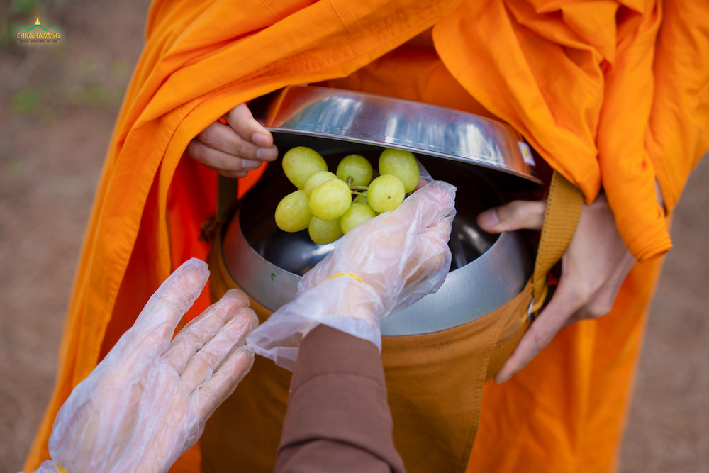 Trong bữa ăn, người khéo tu sẽ bình tĩnh soi xét những tập khí xấu còn tồn tại trong tâm