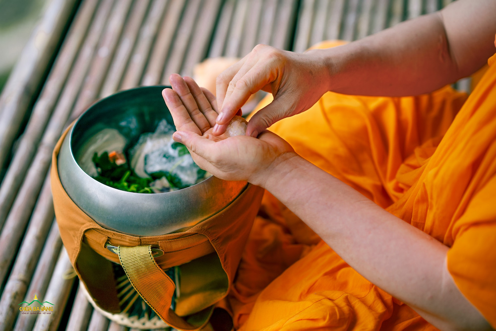 Khi ăn phải quán chiếu đức hạnh của mình  