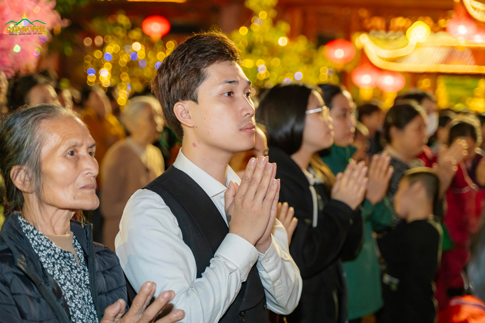 Quý Phật tử, Nhân dân thành kính hướng tâm theo khóa lễ