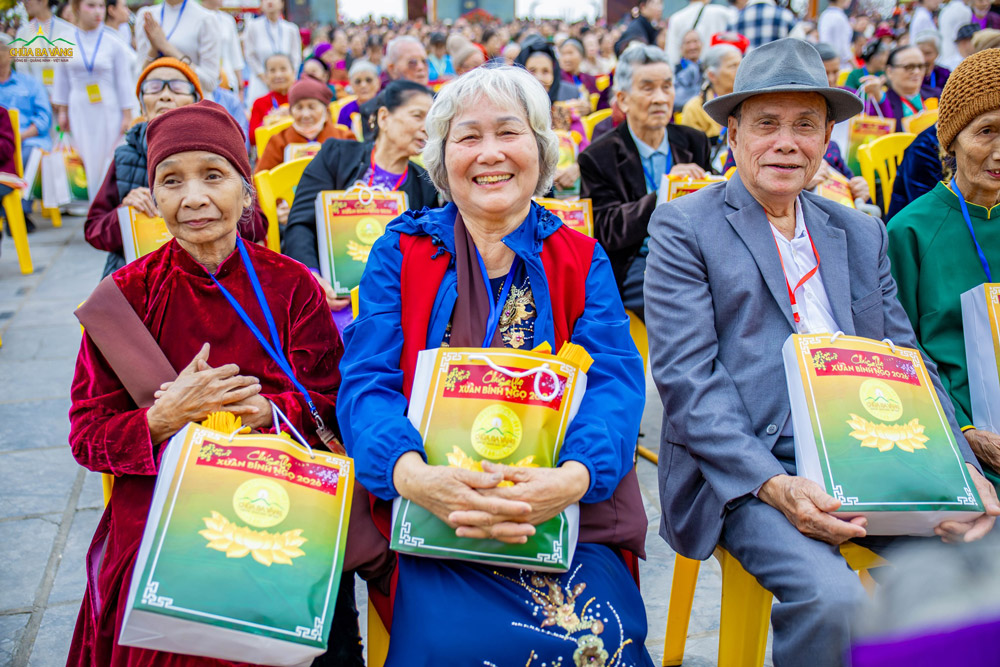 Đón nhận những phần quà và lời chúc thọ nhân dịp đầu xuân từ trên Sư Phụ, các cụ ông, cụ bà rất hân hoan, vui mừng