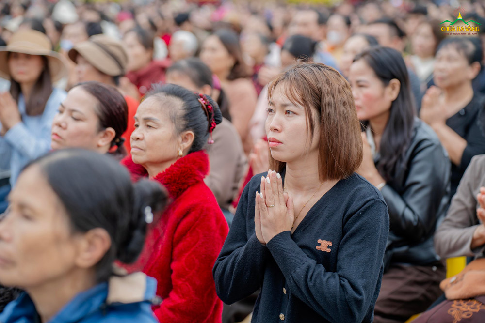 Quý Nhân dân, du khách hướng tâm tham dự buổi lễ
