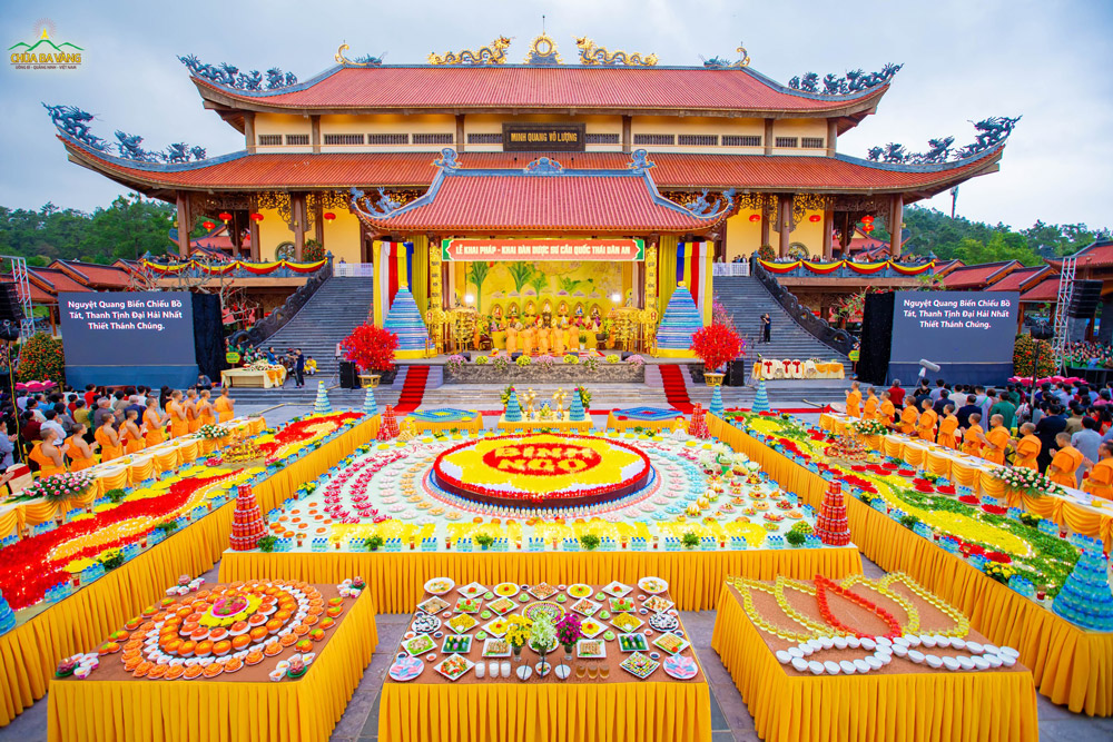 Sau lễ khai đàn Dược Sư, quý Phật tử, Nhân dân đã cùng nhau sắm sửa đàn tràng vật thực, cầu thỉnh chư Tôn đức Tăng dẫn lễ chẩn tế đàn Dược Sư, phổ tế đến các chúng sinh trong cõi tâm linh được ân hưởng phúc lành từ nơi Tam Bảo, được tăng phước tăng duyên, thoát khỏi khổ đau, tái sinh nơi cảnh giới tốt đẹp