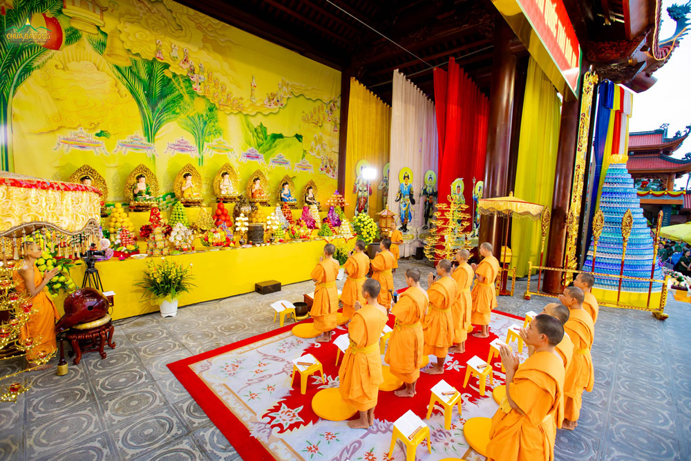 Theo thường lệ hằng năm, chùa Ba Vàng tổ chức Lễ Khai đàn Dược Sư, nguyện cầu thế giới hòa bình, muôn dân ấm no, hạnh phúc