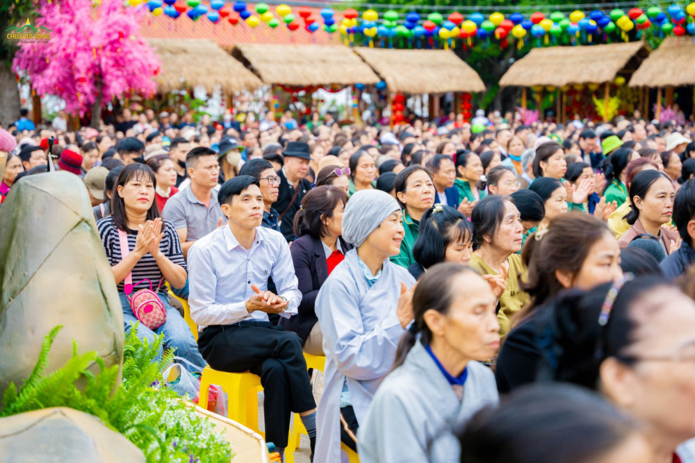Những lời Pháp nhũ quý báu mà Sư Phụ truyền giảng chính là món quà xuân ý nghĩa, là hành trang thiết thực giúp hàng đệ tử Phật vững bước trên bước đường tu nhân học Phật
