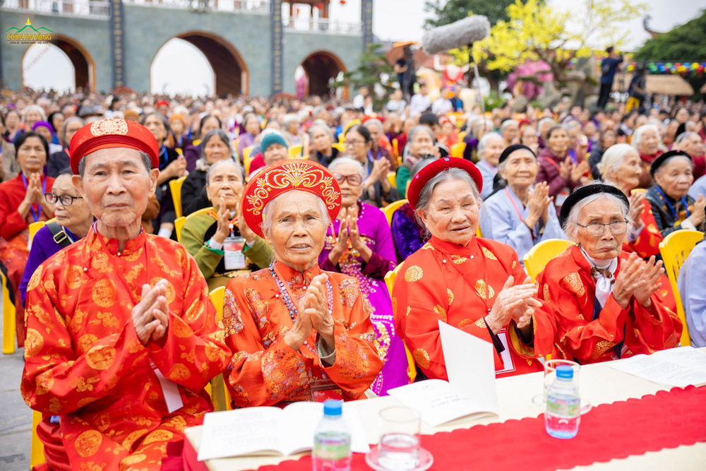Hòa chung nhịp đập hân hoan của đất trời những ngày đầu xuân, chùa Ba Vàng long trọng tổ chức Lễ Khai xuân và Chúc thọ 2026. Đây không chỉ là dịp lan tỏa nét đẹp văn hóa tâm linh truyền thống và giá trị tốt đẹp của Phật giáo mà còn là duyên lành thù thắng để mọi người được kết duyên lành với Tam Bảo, gieo mầm phúc thiện đầu năm