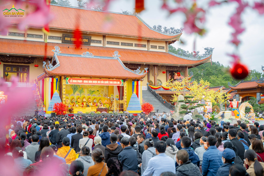 Hiểu được lợi ích thù thắng của việc tu trì Bát quan trai giới, ngày 08/Giêng/Bính Ngọ, quý Phật tử, Nhân dân khắp nơi đã hân hoan về non thiêng Thành Đẳng, hướng về Tam Bảo, thọ nhận Bát quan trai giới mà chư Tăng chùa Ba Vàng truyền trao để tích lũy phước báu đầu xuân năm mới