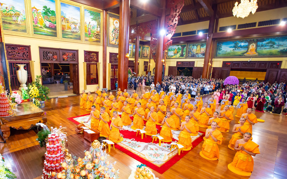 Chư Tôn đức tác lễ sám hối cho quý Phật tử, Nhân dân được nương theo ân đức Tam Bảo, thành tâm sám hối các tội lỗi