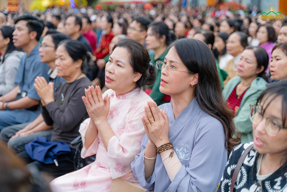 Quý Phật tử, du khách phát nguyện thọ trì Bát quan trai giới