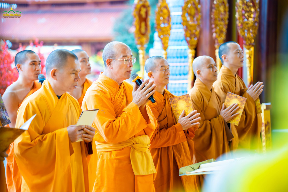 Với mong muốn các cụ được kết duyên lành với Tam Bảo, thọ mạng dài lâu, tiêu trừ bệnh tật, luôn bình an, hạnh phúc,... trên chư Tôn đức đã từ bi hứa khả tác lễ tụng kinh cầu an để các cụ được tăng trưởng phước lành