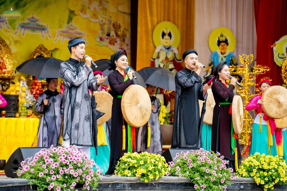 Mang nét duyên đằm thắm của văn hóa Kinh Bắc, làn điệu quan họ “Quý thay khách đến thăm chùa” gửi gắm lời chào nồng hậu nhất, hoan hỷ đón mừng quý Phật tử cùng thiện nam tín nữ gần xa về trẩy hội khai xuân