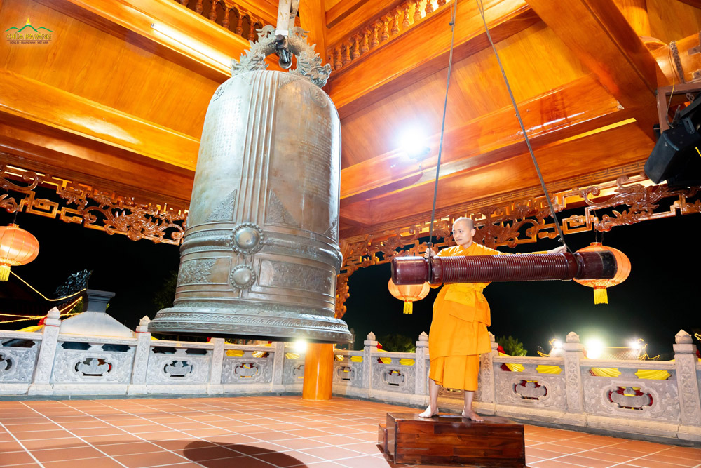 Chư Tăng cử chuông nghênh đón tân xuân Bính Ngọ 2026!